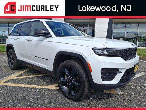 Bright White Clearcoat 2025 Jeep Grand Cherokee Laredo