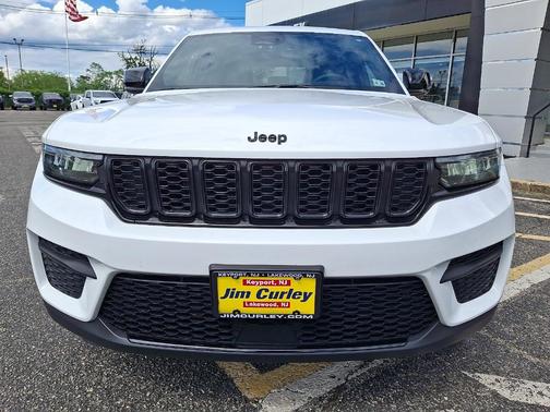 Bright White Clearcoat 2025 Jeep Grand Cherokee Laredo