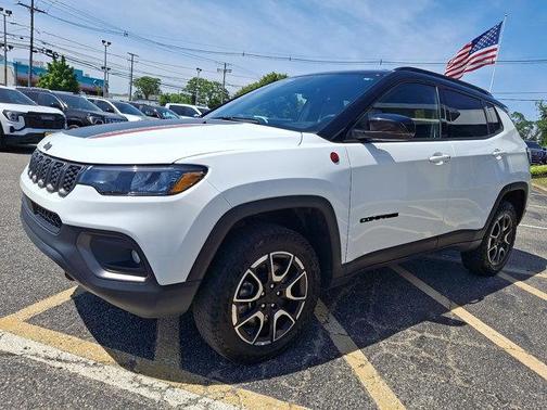 Bright White Clearcoat 2024 Jeep Compass Trailhawk