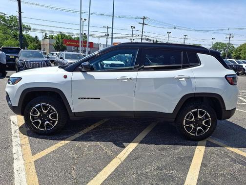 Bright White Clearcoat 2024 Jeep Compass Trailhawk