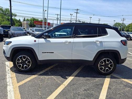 Bright White Clearcoat 2024 Jeep Compass Trailhawk