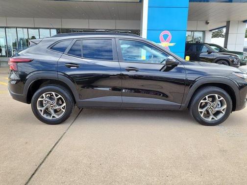 Mosaic Black Metallic 2025 Chevrolet Trax LT