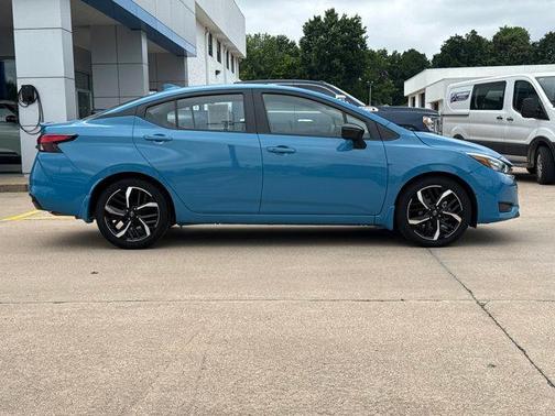 Arctic Blue Met 2025 Nissan Versa 1.6 SR