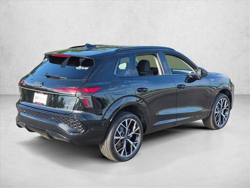 Mythos Black Metallic 2026 Audi Q3 TFSI quattro S tronic