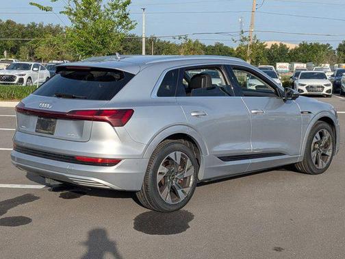 Florett Silver Metallic 2022 Audi e-tron Premium Plus
