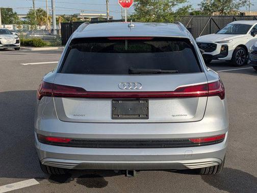 Florett Silver Metallic 2022 Audi e-tron Premium Plus