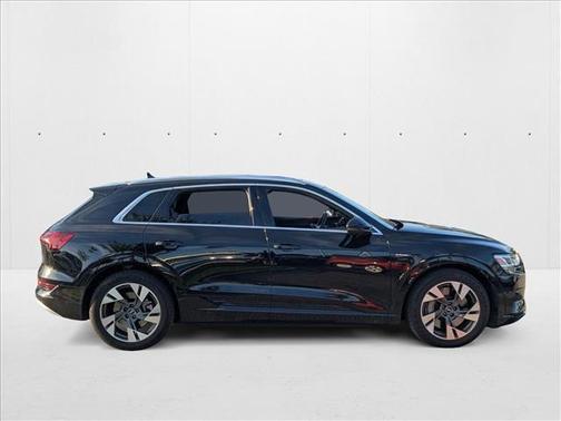 2022 Audi e-tron Premium Plus