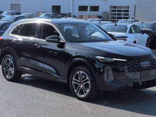 Mythos Black Metallic 2025 Audi Q5 Premium Plus TFSI quattro S tronic