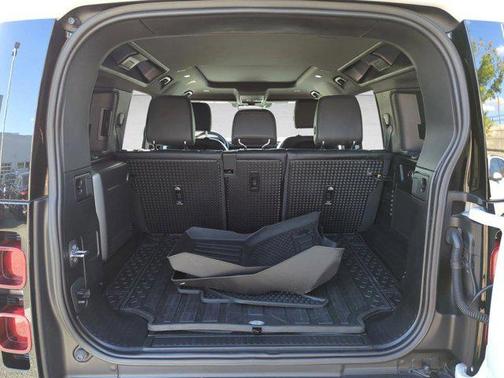 Yulong White Metallic 2022 Land Rover Defender 110 X-Dynamic SE