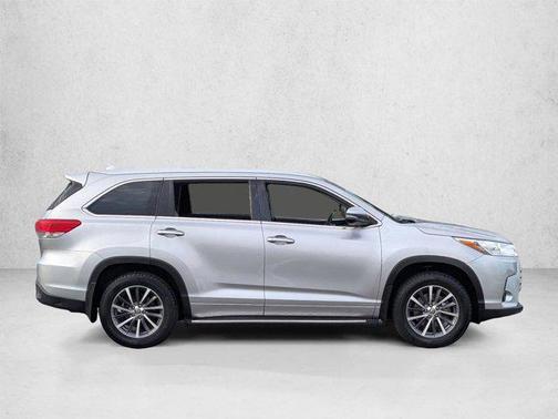 Celestial Silver Metallic 2018 Toyota Highlander XLE