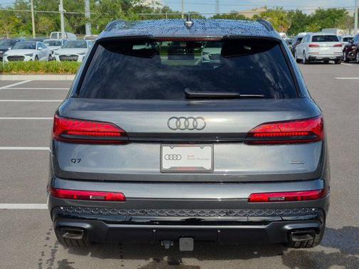 Daytona Gray Pearl Effect 2026 Audi Q7 55 Premium Plus