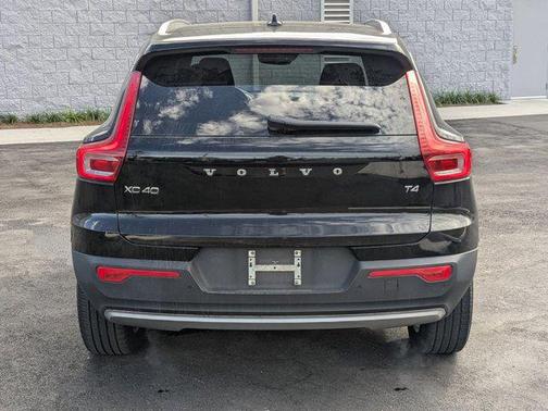 2020 Volvo XC40 T4 Momentum