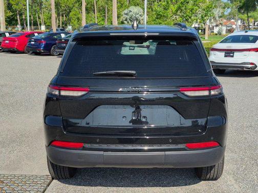 Diamond Black Crystal Pearlcoat 2025 Jeep Grand Cherokee Altitude