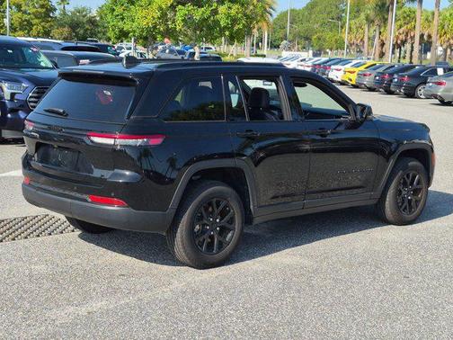 Diamond Black Crystal Pearlcoat 2025 Jeep Grand Cherokee Altitude
