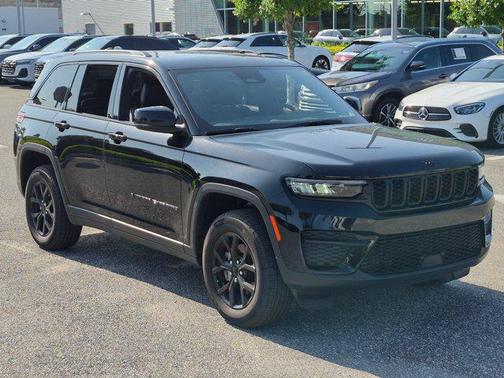 Diamond Black Crystal Pearlcoat 2025 Jeep Grand Cherokee Altitude