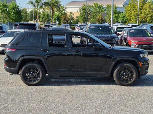 Diamond Black Crystal Pearlcoat 2025 Jeep Grand Cherokee Altitude