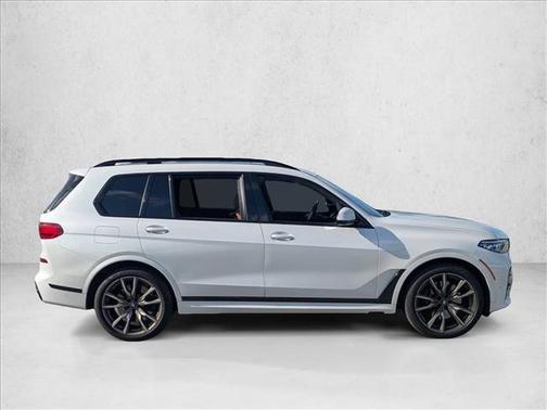 Mineral White Metallic 2022 BMW X7 M50i