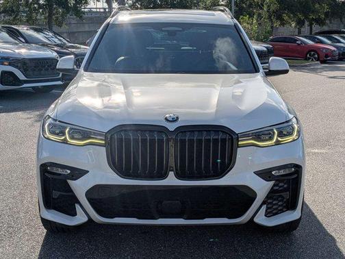 Mineral White Metallic 2022 BMW X7 M50i