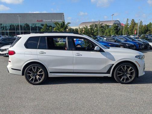 Mineral White Metallic 2022 BMW X7 M50i