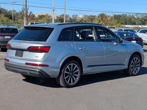 2023 Audi Q7 45 Premium Plus