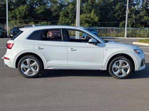 Glacier White Metallic 2023 Audi Q5 45 S line Premium Plus