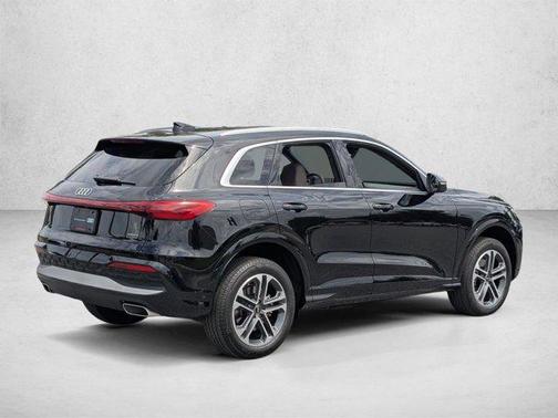 Mythos Black Metallic 2025 Audi Q5 Premium TFSI quattro S tronic
