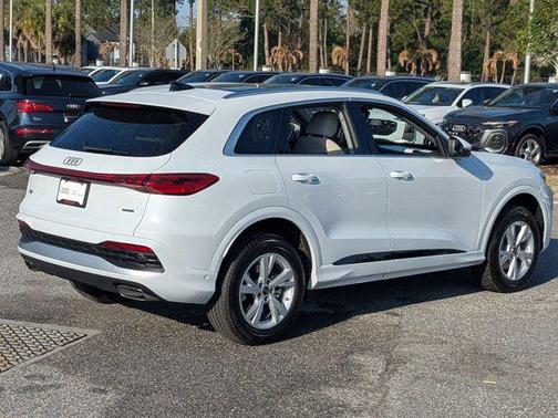 Glacier White Metallic 2026 Audi Q5 Premium TFSI quattro S tronic