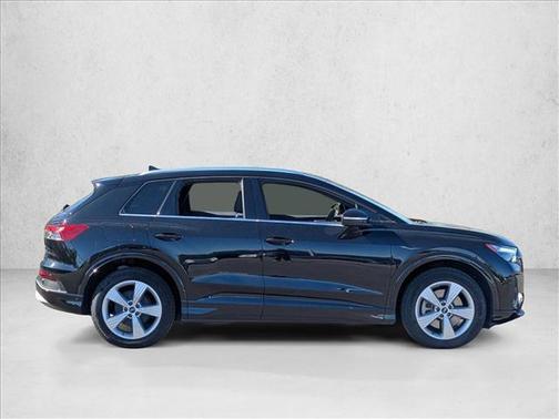 2022 Audi e-tron Premium Plus