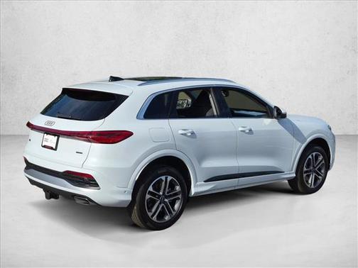 Glacier White Metallic 2026 Audi Q5 Premium Plus TFSI quattro S tronic