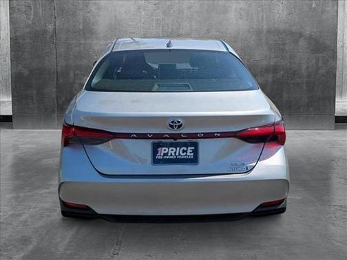 2020 Toyota Avalon Hybrid XLE