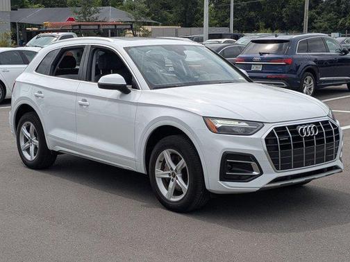 Glacier White Metallic 2023 Audi Q5 40 Premium
