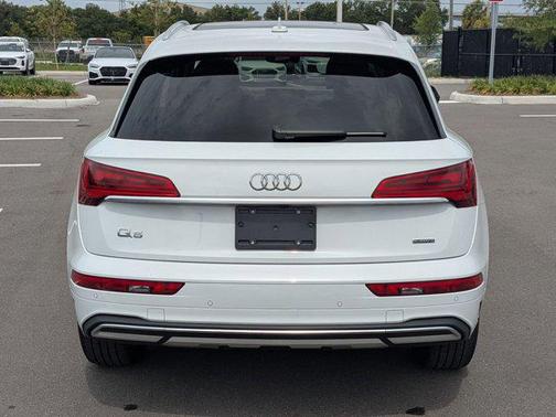 Glacier White Metallic 2023 Audi Q5 40 Premium