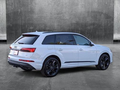 2025 Audi Q7 55 Premium Plus