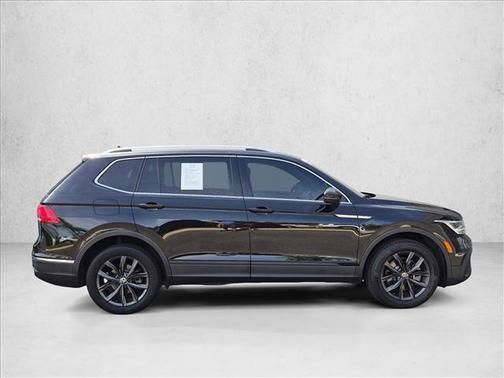 Deep Black Pearl 2022 Volkswagen Tiguan 2.0T SE