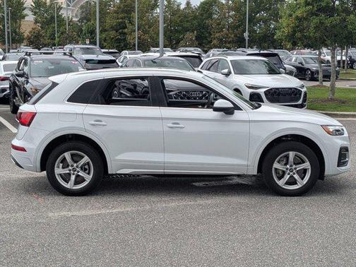 Glacier White Metallic 2023 Audi Q5 40 Premium