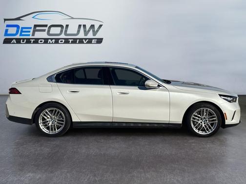 WHITE 2025 BMW 540 xDrive