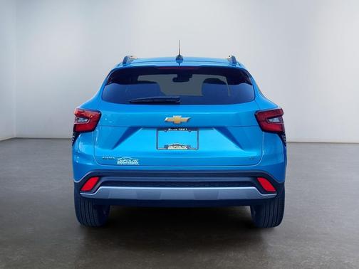 Marina Blue Metallic 2026 Chevrolet Trax LT