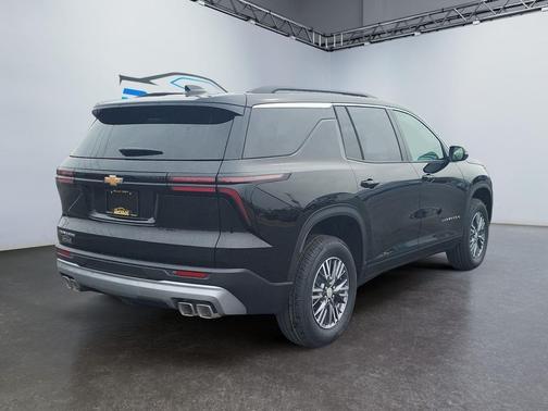Mosaic Black Metallic 2026 Chevrolet Traverse LT