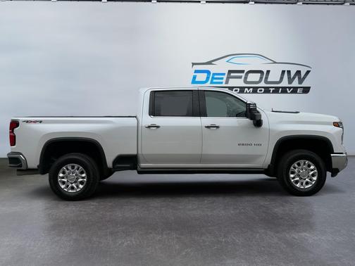 Iridescent Pearl Tricoat 2024 Chevrolet Silverado 2500 LTZ