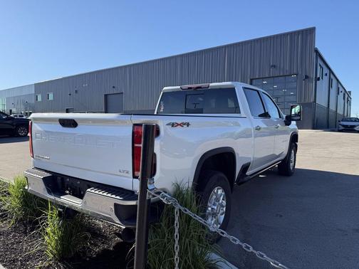 Iridescent Pearl Tricoat 2024 Chevrolet Silverado 2500 LTZ