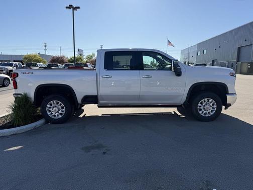 Iridescent Pearl Tricoat 2024 Chevrolet Silverado 2500 LTZ