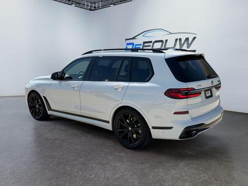 2023 BMW X7 M60i