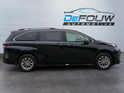 Midnight Black Metallic 2025 Toyota Sienna 8-PASSENGER FWD