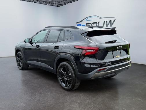 Mosaic Black Metallic 2026 Chevrolet Trax FWD ACTIV