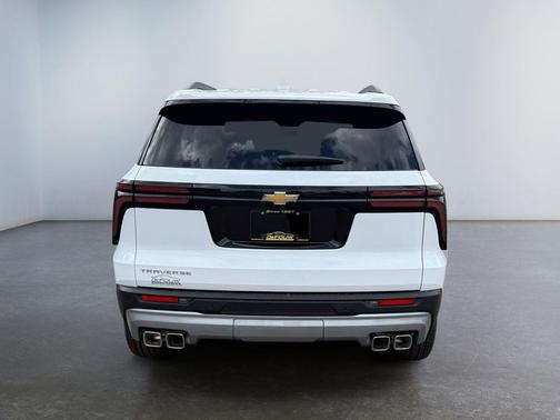 Summit White 2026 Chevrolet Traverse LT