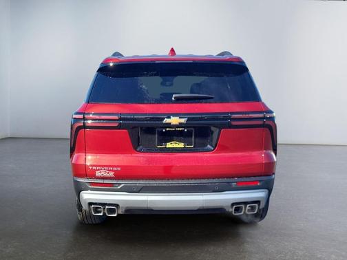 Radiant Red Tintcoat 2026 Chevrolet Traverse LT