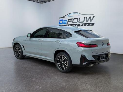 2025 BMW X4 xDrive30i