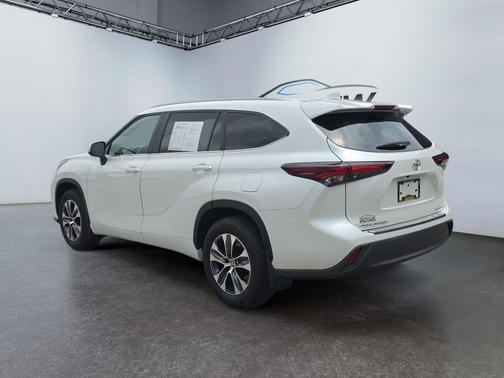 Wind Chill Pearl 2025 Toyota Highlander LE