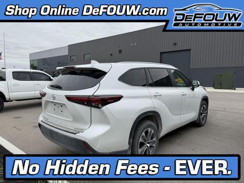 Wind Chill Pearl 2025 Toyota Highlander XLE