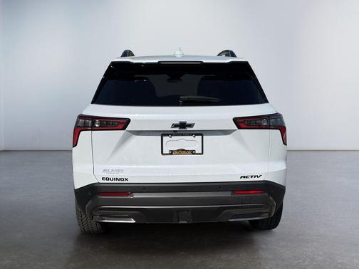 Polar White Tricoat 2026 Chevrolet Equinox FWD ACTIV